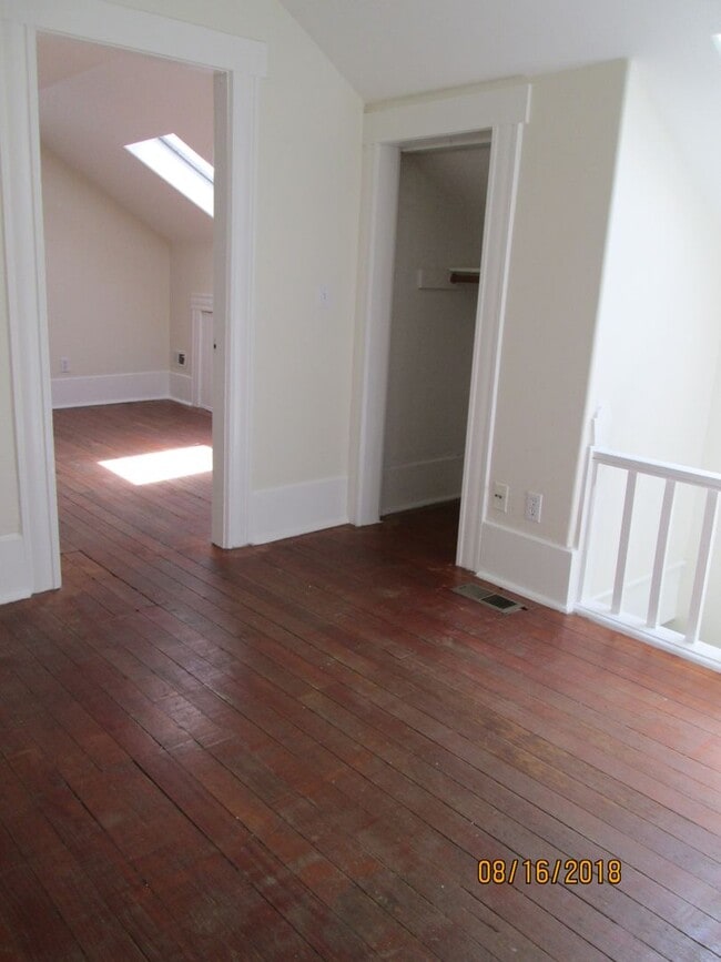 Building Photo - *DEPOSIT PENDING* Charming 2 Bedroom, 1 Bathroom with loft near Downtown.