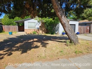 Building Photo - Garden Tract 3-Bedroom House with Hardwood...