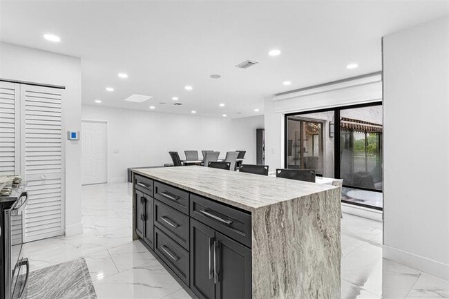 Building Photo - 8920 Jacaranda Ln