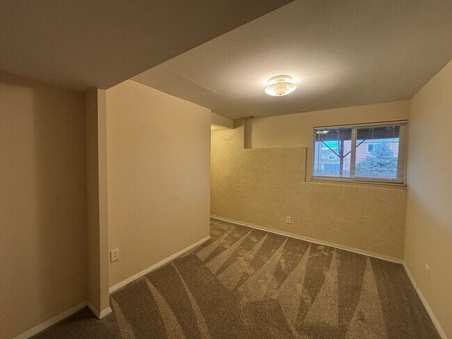 Building Photo - 5 Bed, 2 Bath Ranch-style w/ A/C! - Available Now! - MileStone Real Estate Services