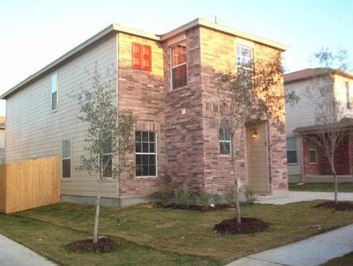 Building Photo - Large 3 Bedroom