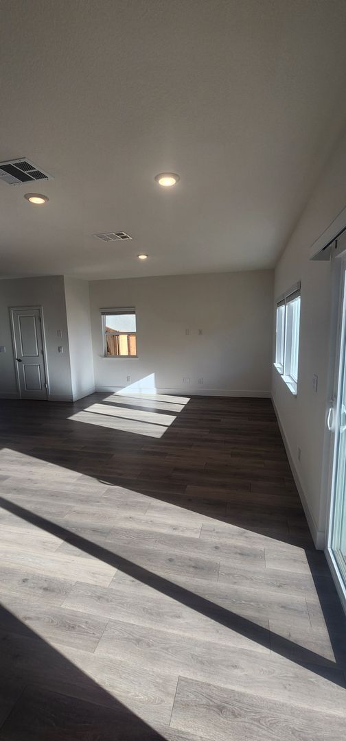 Building Photo - Newer home in Sparks!