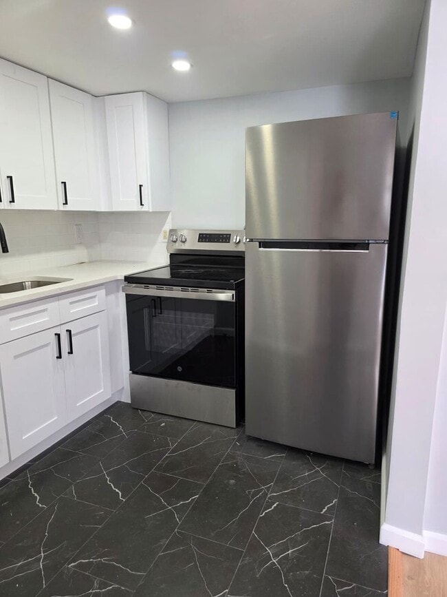 Building Photo - Brand New Renovated Cozy home
