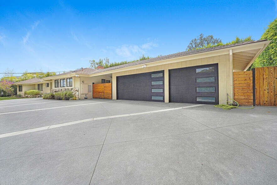 Building Photo - 555 Amalfi Dr