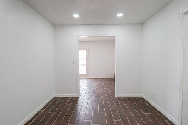 Building Photo - 4 Bed | 2 Bath in East Tulsa!