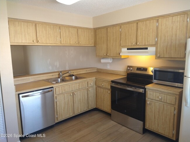 Building Photo - 2145 Golf Isle Dr