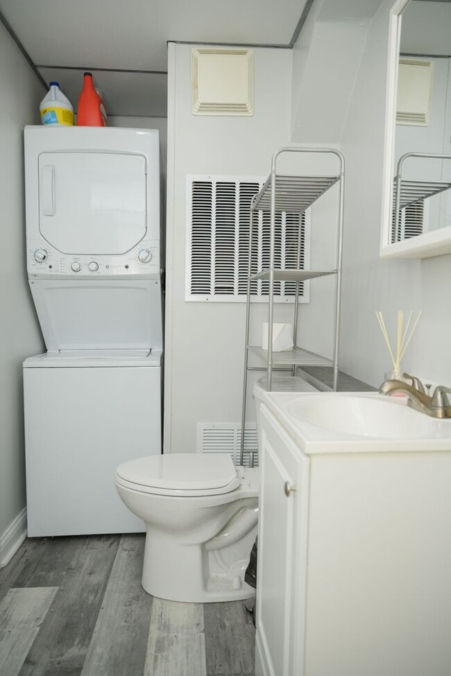 Building Photo - 2 bedroom / 2 bathroom home for rent in Cedar Lake