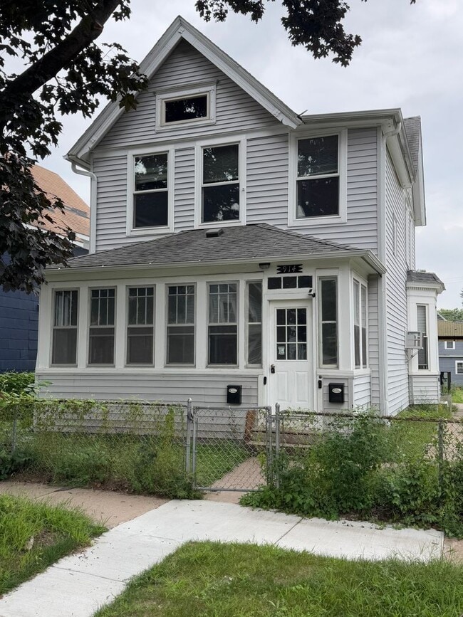 Primary Photo - 914 Lawson Ave E