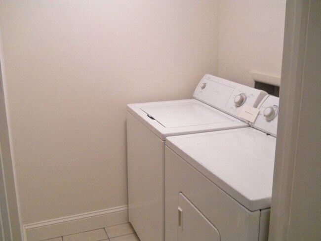Building Photo - NICE 2 BEDROOM TOWNHOUSE IN LAKE EDWARDS