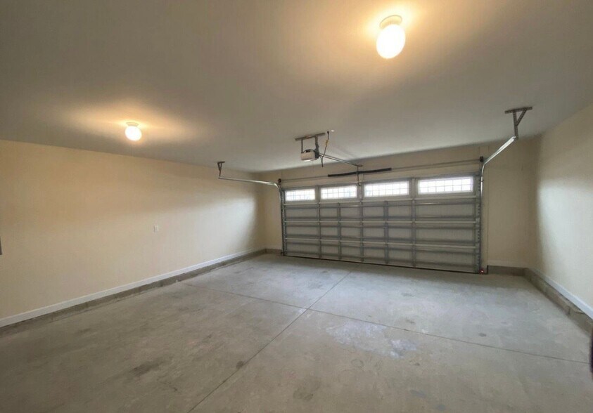 Building Photo - 208 Breakwater Dr