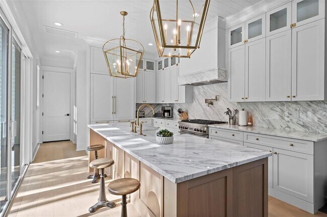 Building Photo - 321 12th Ave NE