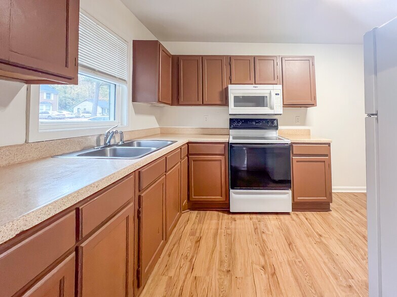 Building Photo - 24 Fox Hill Dr