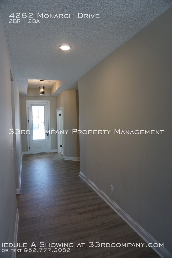 Building Photo - Easy Living, One-Level Woodbury Villa!