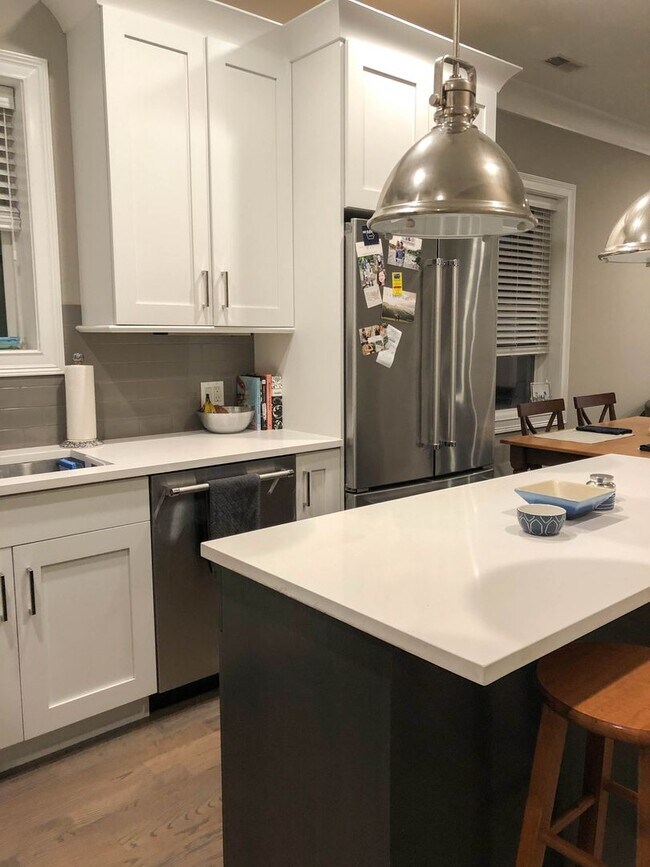 Building Photo - 878 W Lill Ave