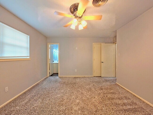 Building Photo - 4 Bedroom Home Near LCU with HUGE Bonus Room