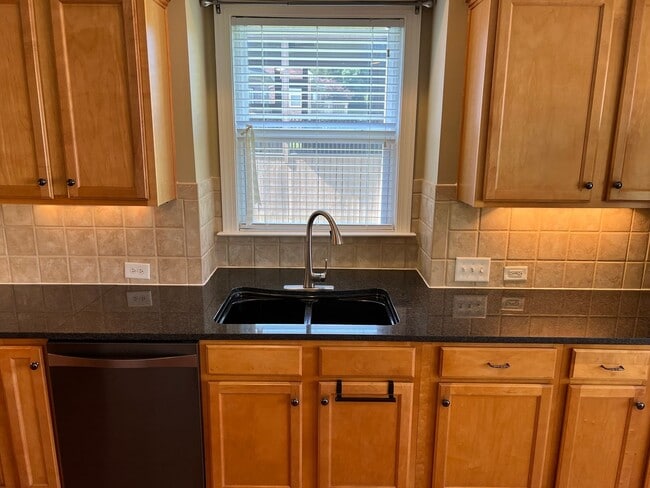 Building Photo - 4 Bed, 3.5 Bath Home w/  3 Car Garage in Williamson Co