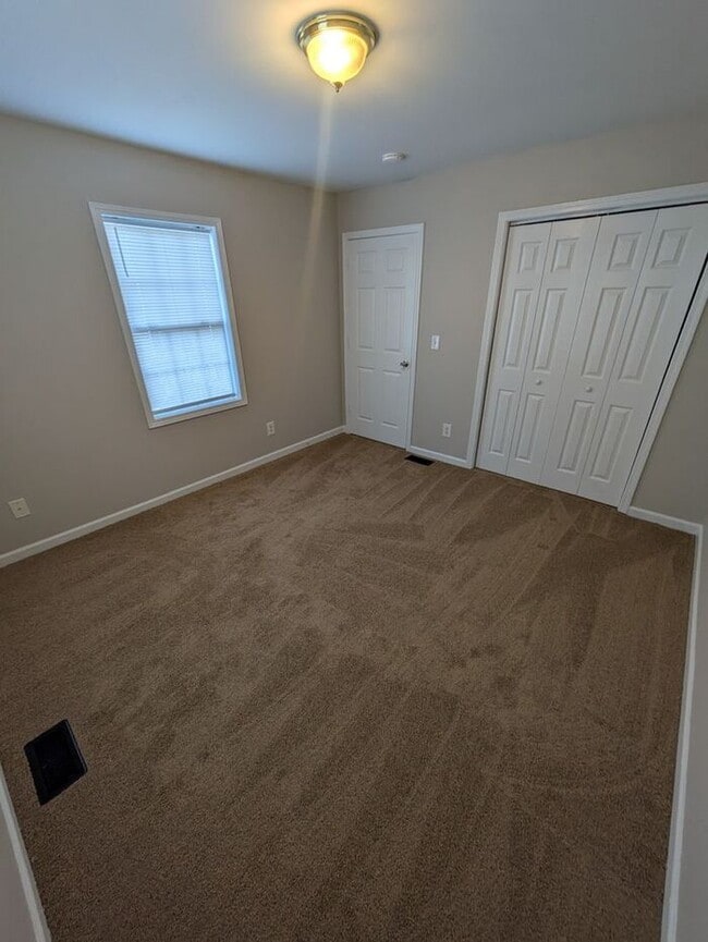 Building Photo - 2BD/1BA Duplex in Newton