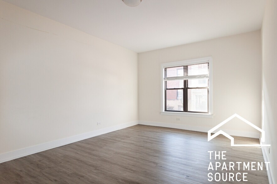 Building Photo - 828 W Waveland Ave