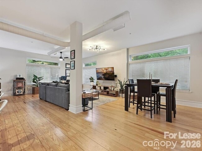 Building Photo - 404 N Laurel Ave