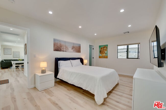 Building Photo - 918 N San Vicente Blvd