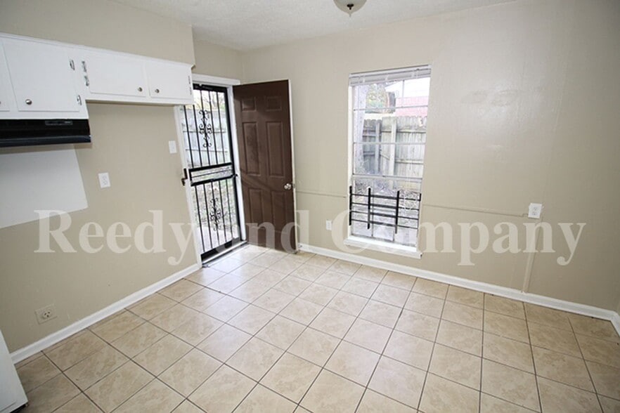Building Photo - 4557 Spring Valley Dr