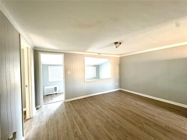 Building Photo - 4611 N Hubert Ave