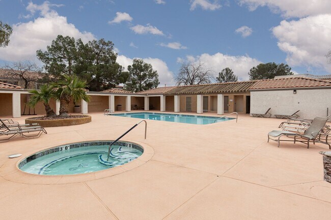 Building Photo - Remodeled 2nd floor unit in gated NW community