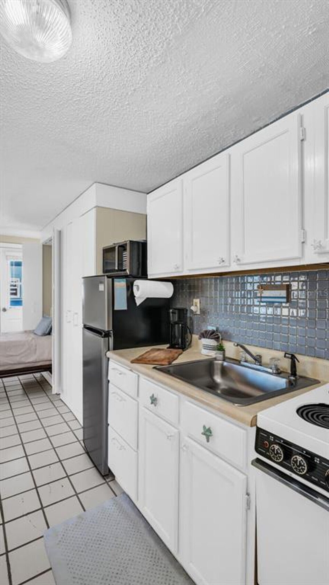 Building Photo - 483 E Shore Dr