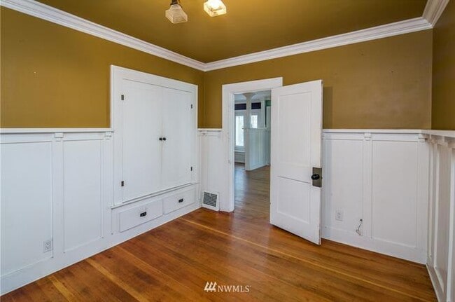 Building Photo - Walk to Schools, Downtown & Waterfront from Lettered Streets 5bd Home