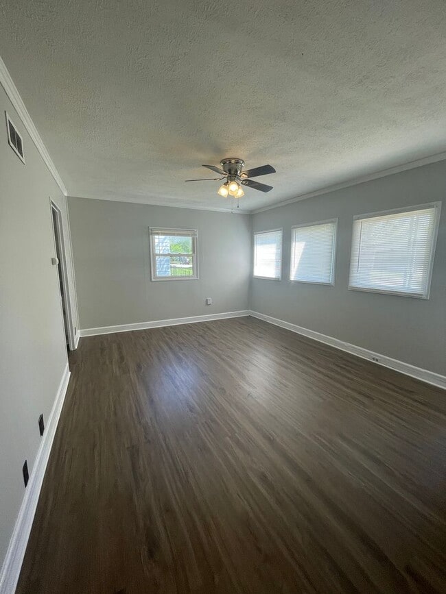 Building Photo - 3 Bedroom Single Family Home