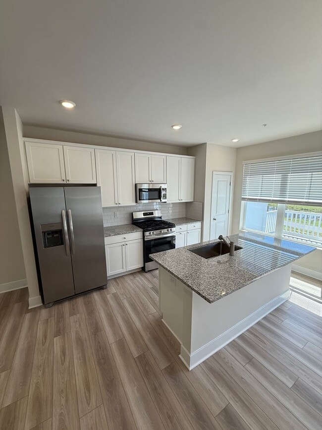 Building Photo - Stylish Townhome Overlooking River Marsh Golf Course- RENT SPECIAL Free 2nd Months Rent