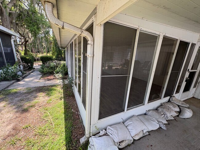 Building Photo - Tavares 1 Bed 1 Bath Waterfront Mobile Home