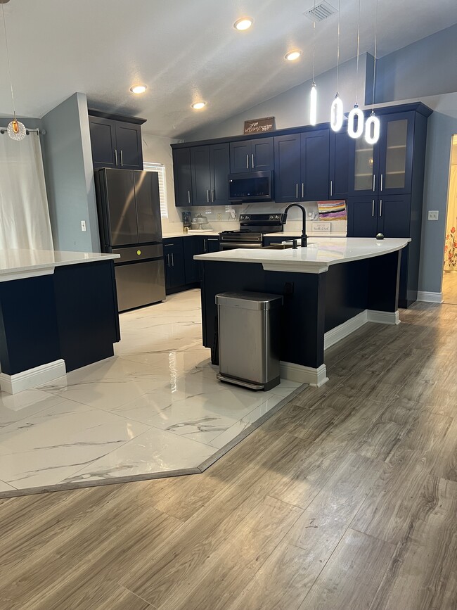 Building Photo - 701 SW Sarazen Ave