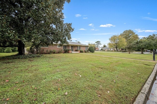 Building Photo - 902 Whitehall Rd