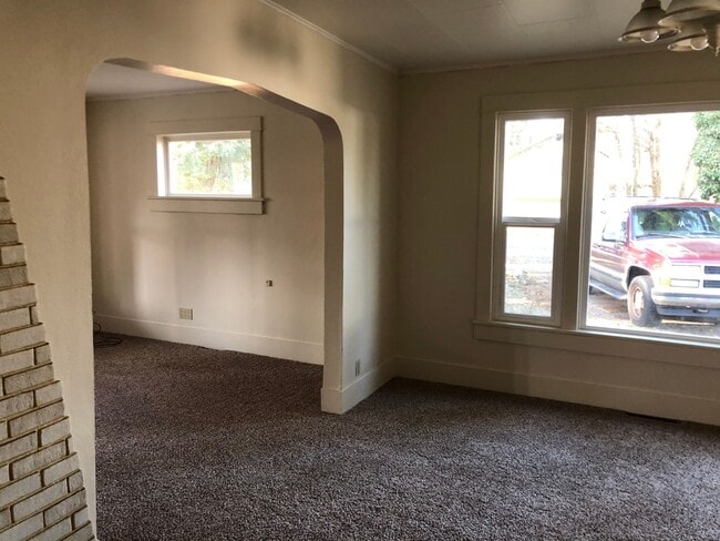 Building Photo - Adorable 3bed/1.5bath Home Close to School...