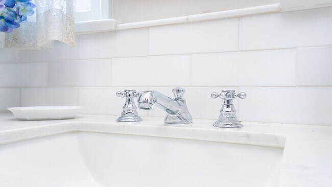 Building Photo - Burbank Wonder Years house