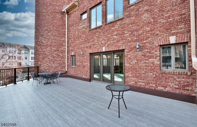 Building Photo - 35 Mews Ln