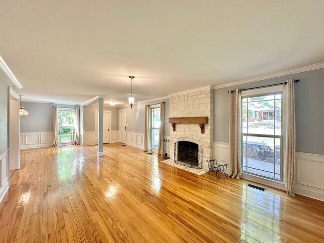 Building Photo - Spacious 4 Bedroom in the Heart of Tyler! Available Now!