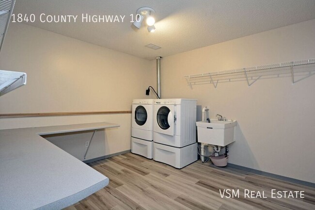 Building Photo - AVAILABLE NOW! Spacious 2 Bed, 2 Bath Town...