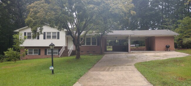 Building Photo - Room in House on Pinedale Dr
