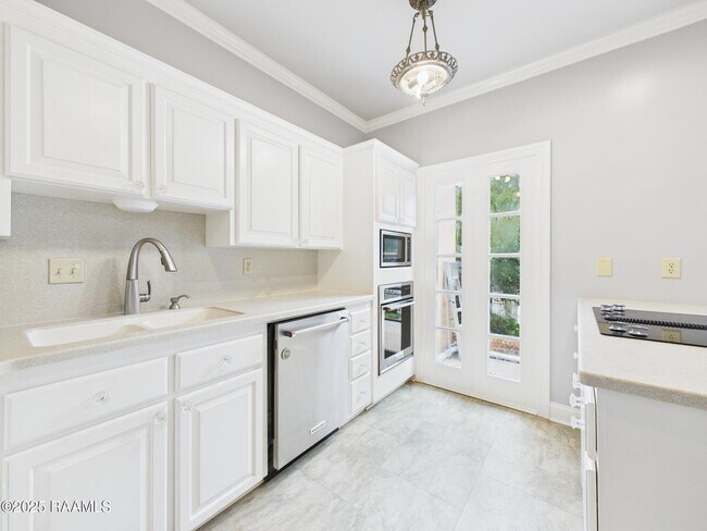Building Photo - 523 Esplanade Dr