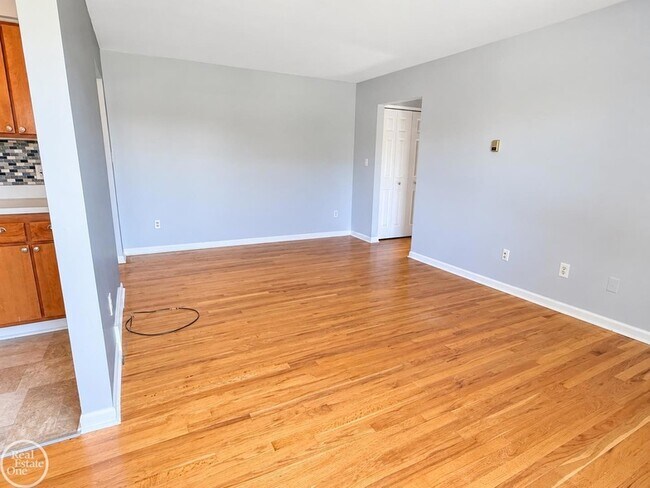 Building Photo - 4840 Briarwood Ave
