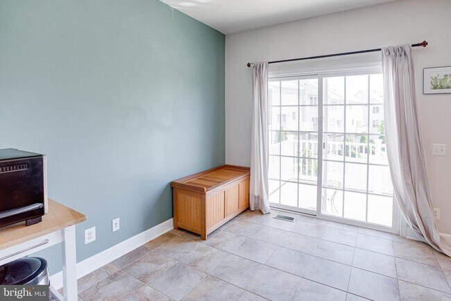 Building Photo - 14633 Weeburn Way