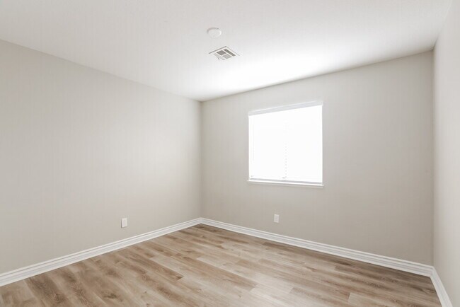 Building Photo - 7533 Hickory Hills Dr