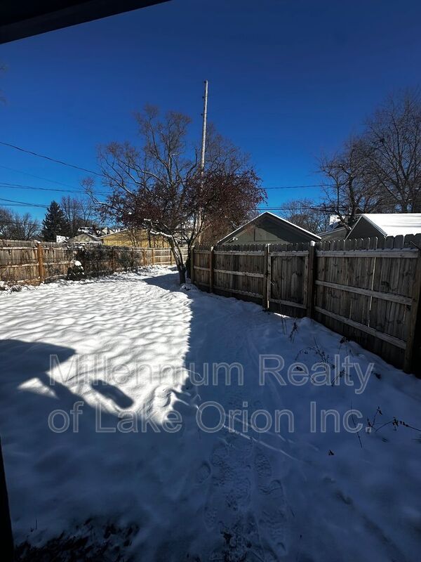 Building Photo - 24 Utica Rd