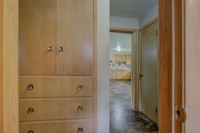 Building Photo - 2 bed, 1 bath –1270 SF – Nice Ranch Single...