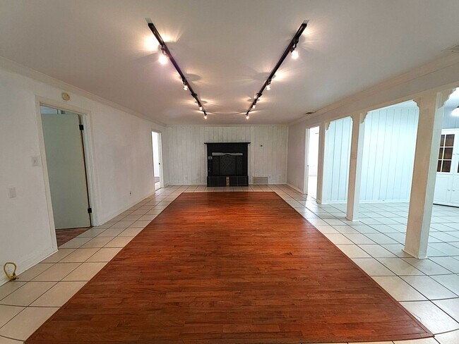 Building Photo - Spacious Country Home for Lease in Van, Texas!