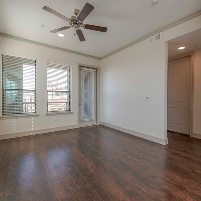 Building Photo - Downtown & $0 Deposits!