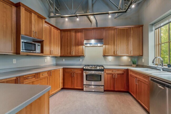 Building Photo - 706 SW Industrial Way