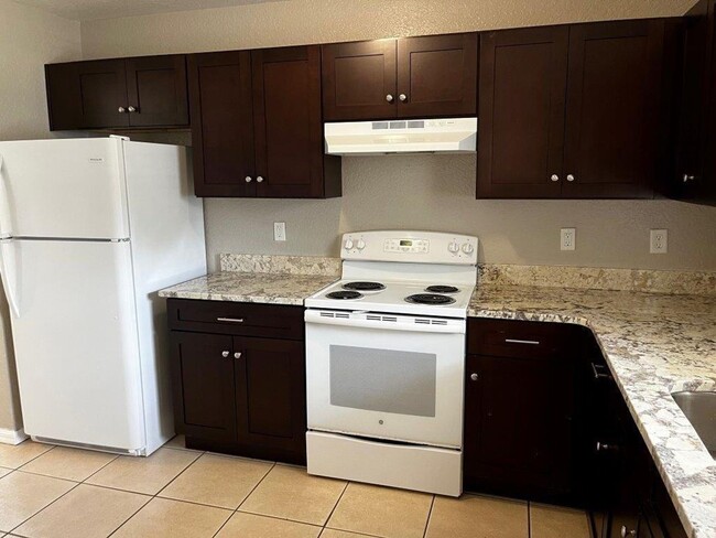 Building Photo - 354 Pearlwood St